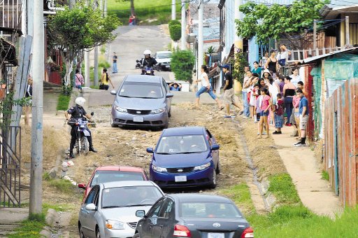  Hampa cobraba peaje. A principios de junio pasado, agentes del OIJ allanaron varias casas en Tejarcillos de Alajuelita en busca de asaltantes. Archivo.