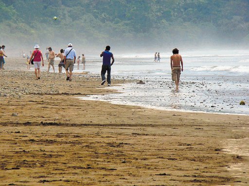  Joven desapareci&#x00F3; ayer en playa Dominical. El joven desapareci&#x00F3; a las 8 a.m. cuando se ba&#x00F1;aba en el mar. Alfonso Quesada.