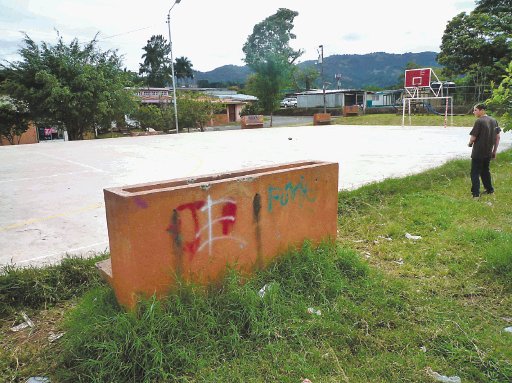  Discusi&#x00F3;n y ri&#x00F1;a deja un muerto y dos heridos. Detr&#x00E1;s de esta banca de cemento permanec&#x00ED;an los amigos cuando fueron atacados por los asesinos. Carlos L&#x00E1;scarez.