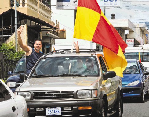  A &#x201C;Machillo&#x201D;  le dan el p&#x00E9;same  Desde el mercado de Heredia le mandan unas flores para el &#x201C;entierro&#x201D;