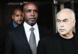  Condenado a mansi&#x00F3;n por c&#x00E1;rcel. Barry Bonds, escoltado por dos guardas de seguridad.AFP