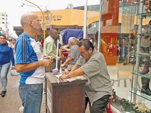  Venta de loter&#x00ED;a navide&#x00F1;a no calent&#x00F3;. Vendedores intentaban ayer convencer a compradores para que se llevaran varias fracciones. Katherine Chaves.