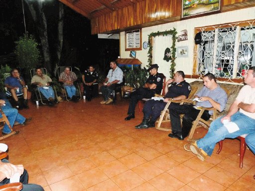  Cuatreros amenazan de muerte a los ganaderos. Los ganaderos externaron su preocupaci&#x00F3;n a los diversos cuerpos policiales y judiciales de la zona. Carlos Hern&#x00E1;ndez.