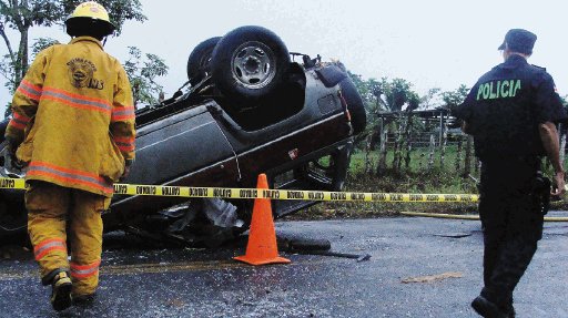 Ganadero muere al volcarse carro. La v&#x00ED;ctima qued&#x00F3; en la cabina. Edgar Chinchilla.