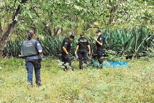  Pistolero asesina a hombre. Varios oficiales de la Fuerza P&#x00FA;blica custodiaron el sitio del asesinato. Andr&#x00E9;s Garita.