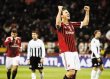  El Milan amaneci&#x00F3; como l&#x00ED;der. El sueco Zlatan Ibrahimovic celebra su gol de penal marcado ayer ante el Siena. El equipo rossonero es el l&#x00ED;der de Italia.Ap.