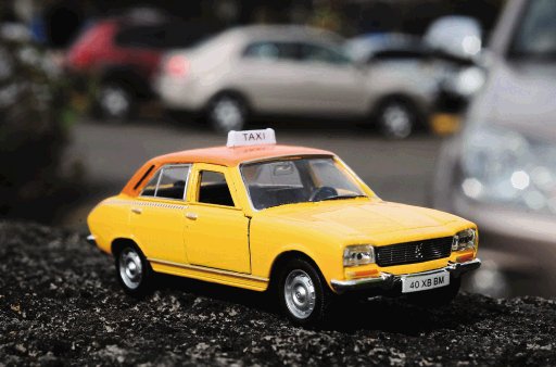  Al D&#x00ED;a trae al Peugeot 504. Fue uno de los primeros en traer cintur&#x00F3;n. M. Caravaca.