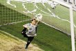 Todos piden un campo en la Selecci&#x00F3;n de Costa Rica. El arquero costarricense tuvo una buena participaci&#x00F3;n. Aqu&#x00ED; el poste le dio una mano. AFP.