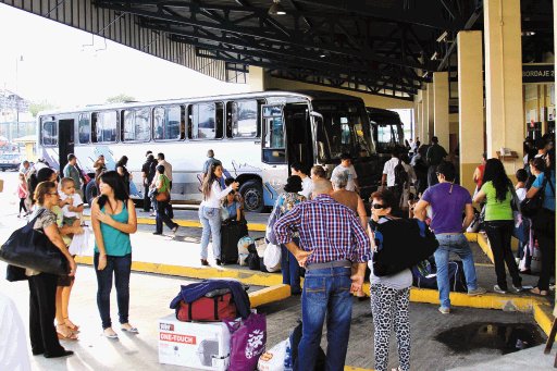  M&#x00E1;s buses para este fin de a&#x00F1;o . Las terminales de buses que salen de San Jos&#x00E9; mostraban, el jueves, una gran concurrencia de viajeros. John Dur&#x00E1;n.