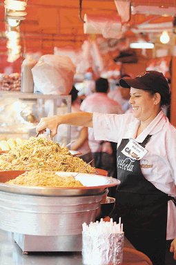  Salud clausura venta de helados en Zapote. En los chinamos est&#x00E1;n mejor capacitados. Pablo Montiel.