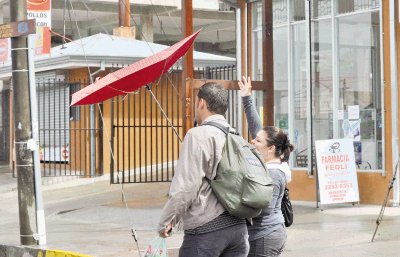 Adem&#x00E1;s de la llovizna hubo viento en Coronado. J. Rivera.