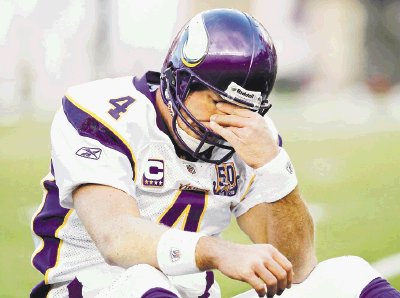 Brett Favre sufri&#x00F3; una conmoci&#x00F3;n el 20 de diciembre. AP