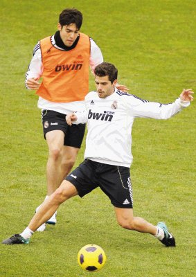 Kak&#x00E1; se entren&#x00F3; ayer con el resto de sus compa&#x00F1;eros. En la acci&#x00F3;n junto a otro de los recuperados, Fernando Gago. EFE