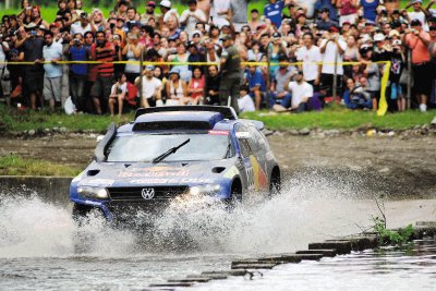 Carlos Sainz es el campe&#x00F3;n defensor del Rally Dakar y ahora inicia la competencia con el pie derecho. Reuters