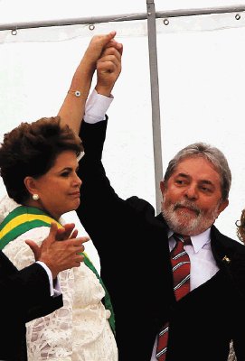 Lula entreg&#x00F3; la banda presidencial a Dilma Rousseff. EFE