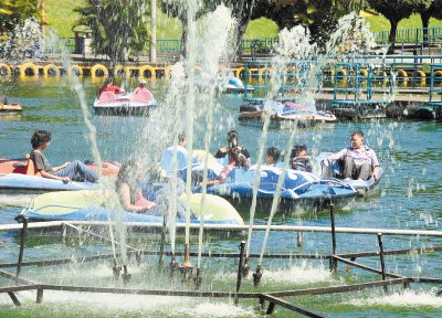 Una de las atracciones m&#x00E1;s visitadas del Parque Diversiones es la laguna para darse un paseo en bote. Rafael Pacheco.