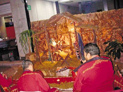 Todos est&#x00E1;n invitados a participar en el tradicional rezo este martes. Archivo.