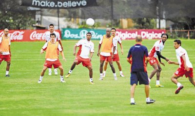 Flavio Davino dirigi&#x00F3; el trabajo de t&#x00E1;ctica fija junto a Jafeth Soto. M. Vega.