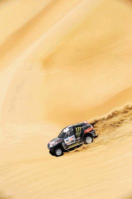 Peterhansel mete presi&#x00F3;n a Sainz, se qued&#x00F3; con la quinta etapa del Rally Dakar. EFE