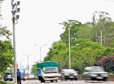 Un 80 por ciento de los conductores excede el m&#x00E1;ximo de velocidad permitido. Archivo.