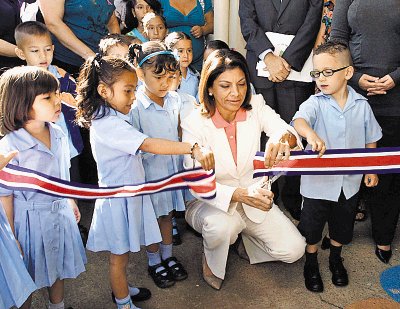 La presidenta Laura Chinchilla estuvo presente en el acto de inauguraci&#x00F3;n de uno de los centros en Heredia. Cortes&#x00ED;a.