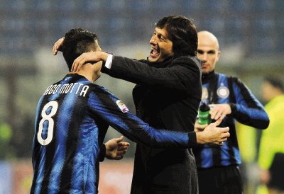 Leonardo celebra con Thiago Motta, quien marc&#x00F3; dos tantos en la victoria interista. AFP.