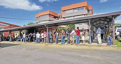 La fila en el departamento de licencias en el Cosevi de La Uruca ayer en la ma&#x00F1;ana era de unos 200 metros. Jos&#x00E9; Rivera.