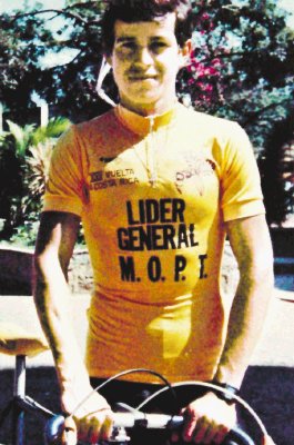   Un ejemplo: Admira al ciclista nacional tras su conquista de la Vuelta a Costa Rica en 1985. Rojas lo ha tomado como ejemplo.