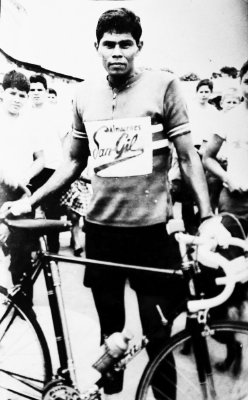  El primero: Los t&#x00ED;os del &#x201C;Rey&#x201D; le cuentan de este gran ciclista, ganador de la primera Vuelta del pa&#x00ED;s en 1965.