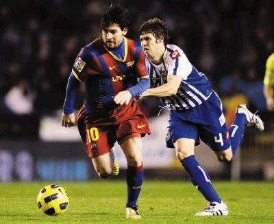 Nadie puede detenerlo. El argentino Messi (i) conduce el bal&#x00F3;n sujetado por el volante del Deportivo Rub&#x00E9;n P&#x00E9;rez. EFE.