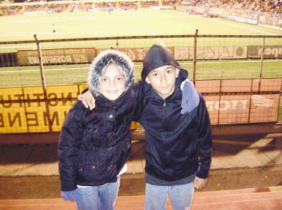 Monserrath Montero comparti&#x00F3; con su mejor amigo, Bayron Villalobos, en el estadio Eladio Rosabal Cordero, de Heredia.