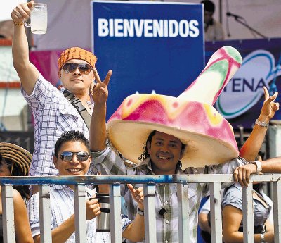 Hubo sombreros de todo tipo pero el de Andr&#x00E9;s Alpizar la vol&#x00F3;. Su hermano Carlos llev&#x00F3; un gorro.