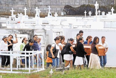 Hermanas y familiares cargaron el f&#x00E9;retro dentro del cementerio de Escaz&#x00FA;. Rafael Pacheco.
