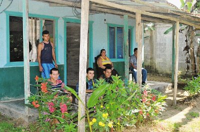 Gran consternaci&#x00F3;n hab&#x00ED;a ayer en casa de la menor. J. Uma&#x00F1;a.