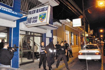 Los seis oficiales fueron detenidos el pasado mi&#x00E9;rcoles por la noche por presunta agresi&#x00F3;n a un hombre. Fco. Barrantes.