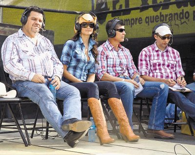 Mientras empezaba la transmisi&#x00F3;n de canal 7 los presentadores recibieron un buen ba&#x00F1;o de sol, ni hablaron entre s&#x00ED;.