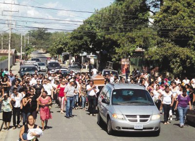 Bajo un fuerte sol le dieron el adi&#x00F3;s a Alem&#x00E1;n. C. Campos.