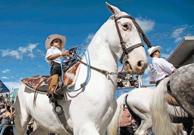 El encantador Fabi&#x00E1;n Gonz&#x00E1;lez result&#x00F3; ser todo un jinete experto y no le impresion&#x00F3; el tama&#x00F1;o de Palomo.