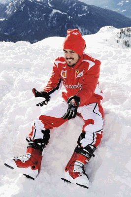 El piloto espa&#x00F1;ol Fernando Alonso juega con la nieve en suelo italiano. EFE