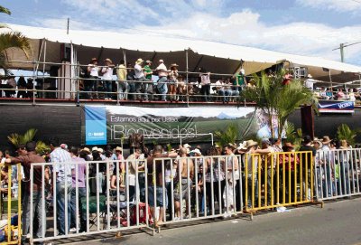 El alquiler de tarimas para el tope es fue un &#x201C;negociazo&#x201D; para algunos que viven en el trayecto. Susy Montero, corresponsal GN.