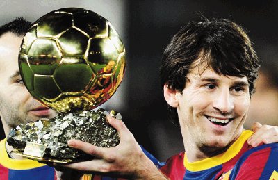 Messi mostr&#x00F3; su trofeo el mi&#x00E9;rcoles en el Camp Nou. AP.