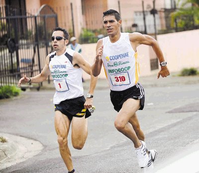 Hibert Mora (310) y Jos&#x00E9; Chaves (1) antes de la volante. En www.aldia.cr encontrar&#x00E1; una amplia galer&#x00ED;a de fotos. M. Vega