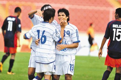 Los salvadorenos fueron la primera selecci&#x00F3;n en festejar el pase a las semifinales. A. Ot&#x00E1;rola