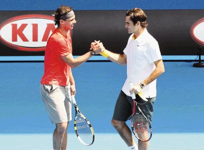 Nadal estrechando la mano de Roger Federer, en un partido ben&#x00E9;fico en la v&#x00ED;spera del comienzo del Abierto de Australia. AFP