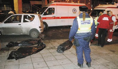 La Polic&#x00ED;a vigil&#x00F3; los cad&#x00E1;veres. EFE.