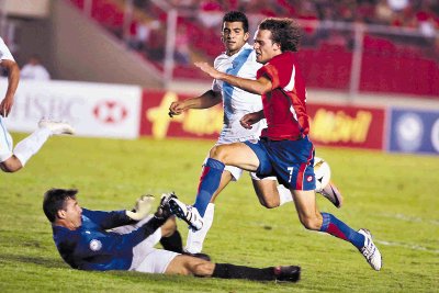 Ure&#x00F1;a fue el delantero m&#x00E1;s peligroso y certero de la Tricolor. Aqu&#x00ED; ante el arquero Molina. Alex&#x00E1;nder Ot&#x00E1;rola