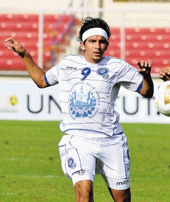 Rafael Burgos juega en El Salvador y es el goleador del torneo.