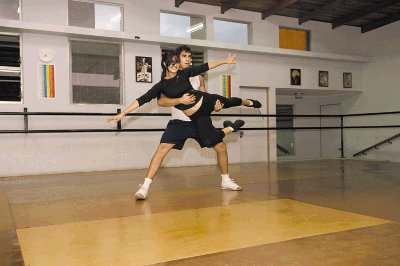 Natalia &#x00C1;lvarez y Jonathan Campos viajaron ayer a las 2 p.m. Ellos se mover&#x00E1;n a ritmo de merengue y disco. Carlos Borb&#x00F3;n.