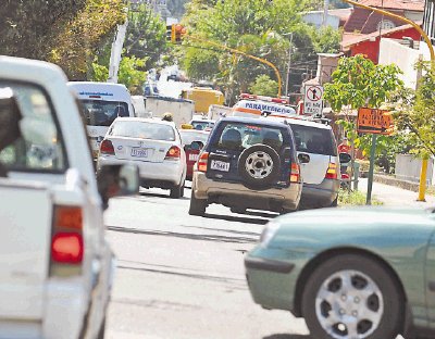 Los carros abundan en el centro de San Jos&#x00E9;. H. Arley.