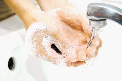 El lavado de manos es fundamental para evitar enfermarse de rotavirus. Archivo.